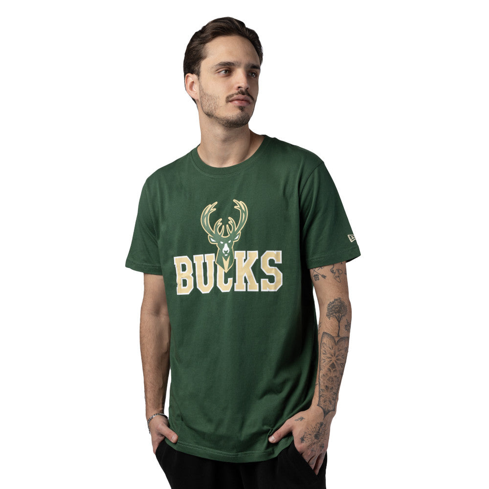 New Era NBA Men’s Milwaukee Bucks 2023/24 Season Tip-Off Edition T-Shirt Green