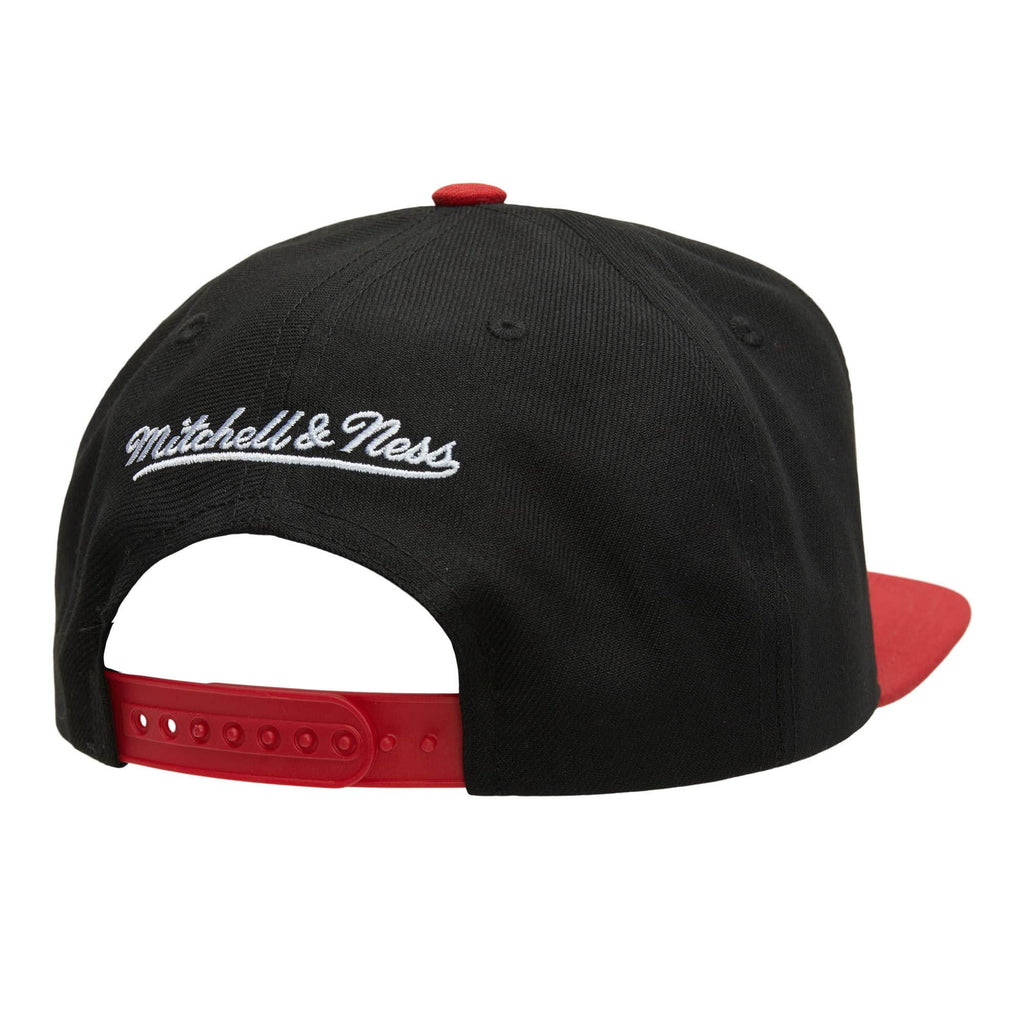 Mitchell & Ness NBA Men's Chicago Bulls Logo Bill Snapback Adjustable Hat Black/Red