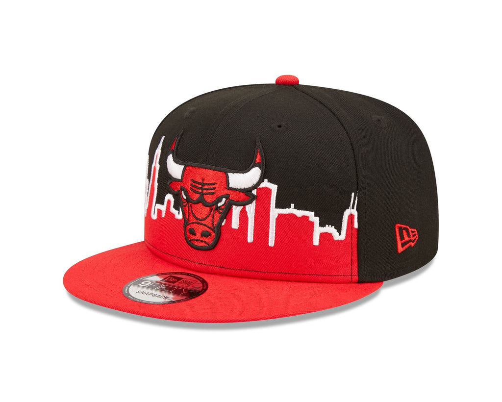 New Era 9Fifty NBA Chicago Bulls White / Red Metal Badge Strapback Hat