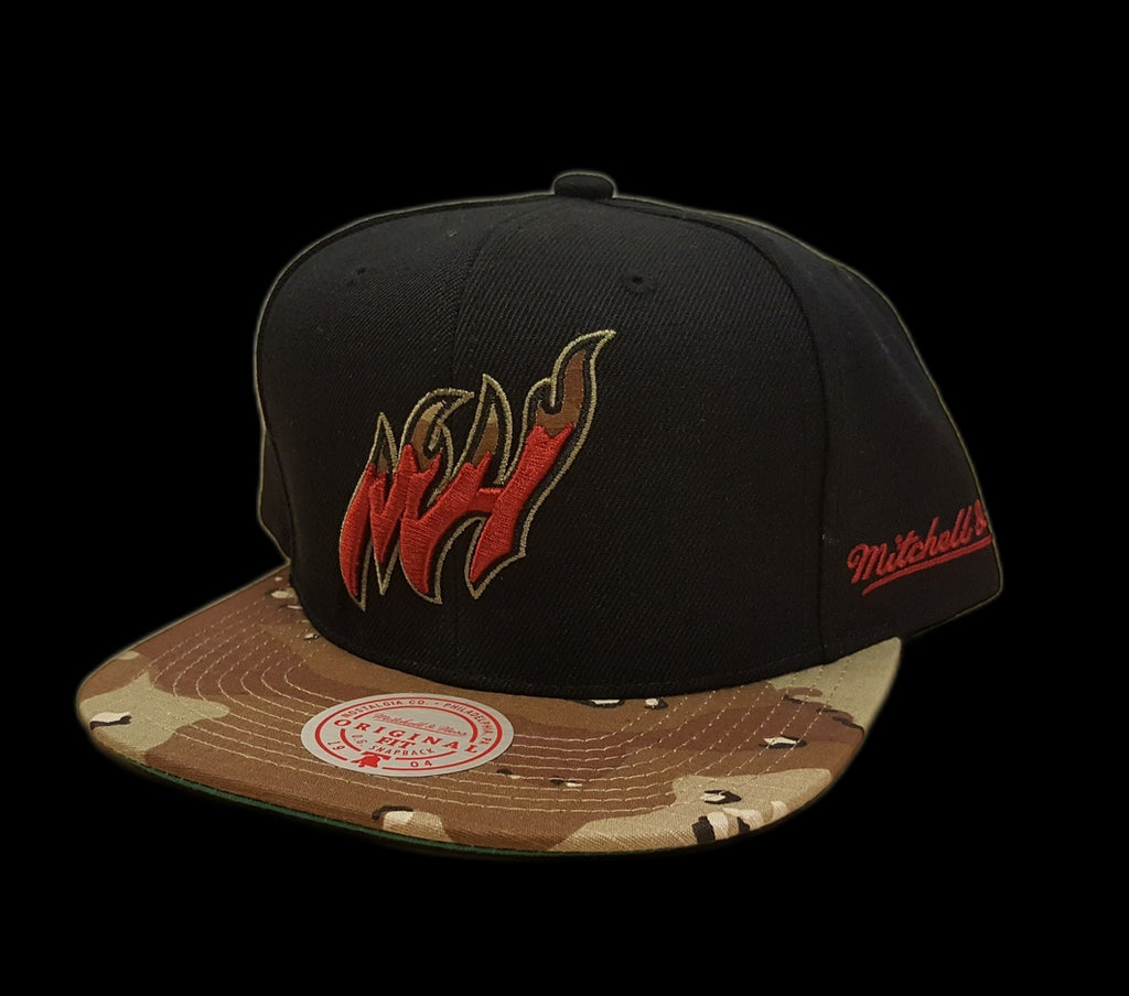 Mitchell & Ness New York Knicks Snapback Hat Adjustable Cap -  Black/Metallic Gold